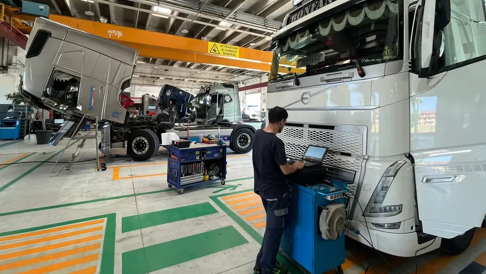 L’officina meccanica di Volvo Trucks Italia a Boltiere